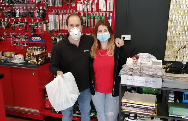 El Ayuntamiento de Riotinto entrega un kit de seguridad e higiene a los comercios