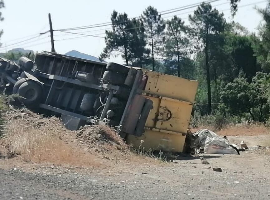 Vuelca en El Campillo un camión con destino al vertedero de Nerva