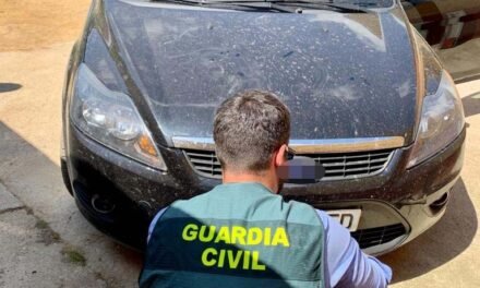 Estafan a un vecino de Campofrío al venderle un vehículo robado con matrícula falsa