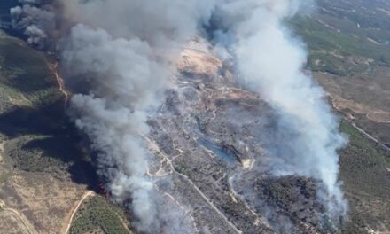 Más de 100 profesionales y 14 medios aéreos luchan contra el fuego a las puertas de la Cuenca