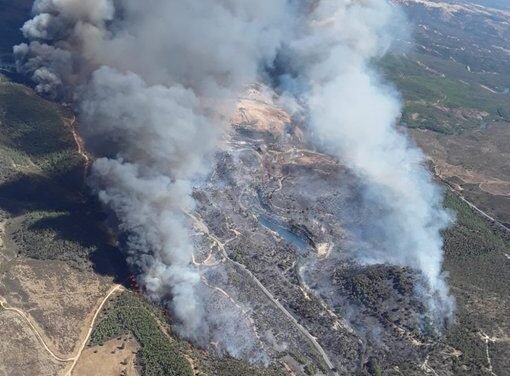 Más de 100 profesionales y 14 medios aéreos luchan contra el fuego a las puertas de la Cuenca