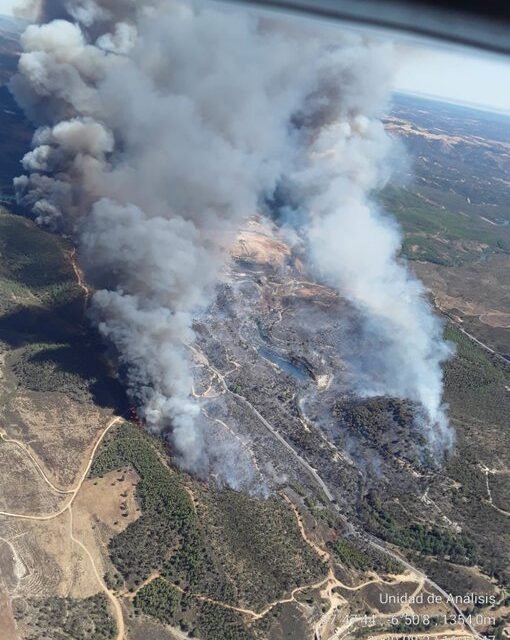 Más de 100 profesionales y 14 medios aéreos luchan contra el fuego a las puertas de la Cuenca