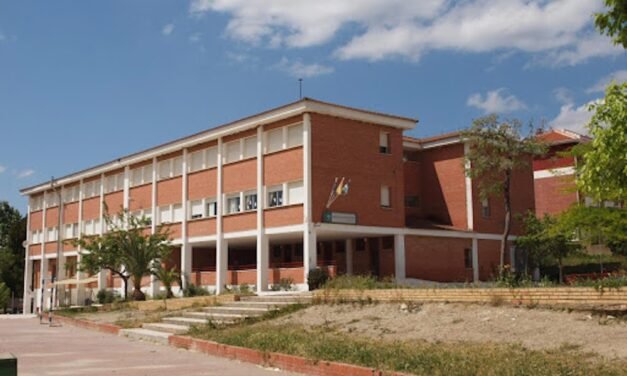 El colegio de Nerva cierra una clase al dar positivo un alumno