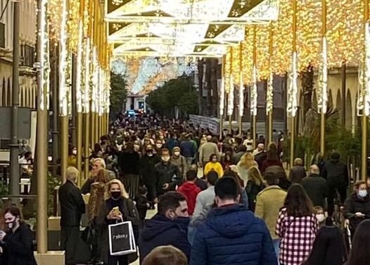 La foto que hace saltar las alarmas: masificación en la Gran Vía de Huelva