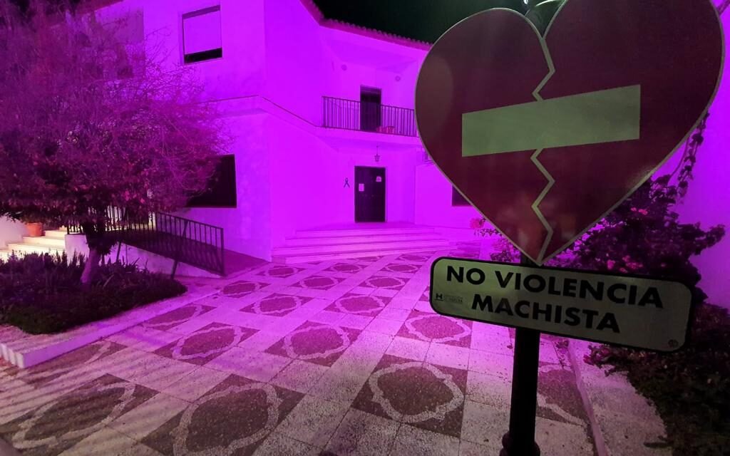 Campofrío se ilumina de color violeta para decir ‘no’ a la violencia machista