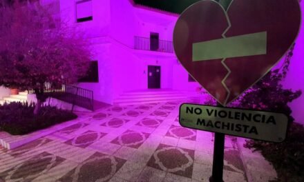 Campofrío se ilumina de color violeta para decir ‘no’ a la violencia machista
