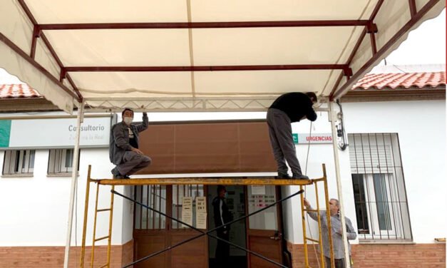 Instalan una carpa para proteger de la lluvia a los usuarios del centro de salud de Zalamea