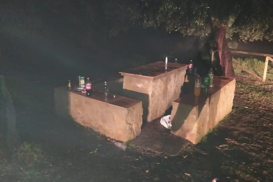 Jóvenes de botellón en Aracena violan el toque de queda y huyen de la policía en plena noche