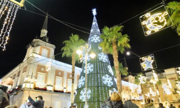 El Ayuntamiento de Huelva inicia el montaje de las luces de Navidad en pleno agosto