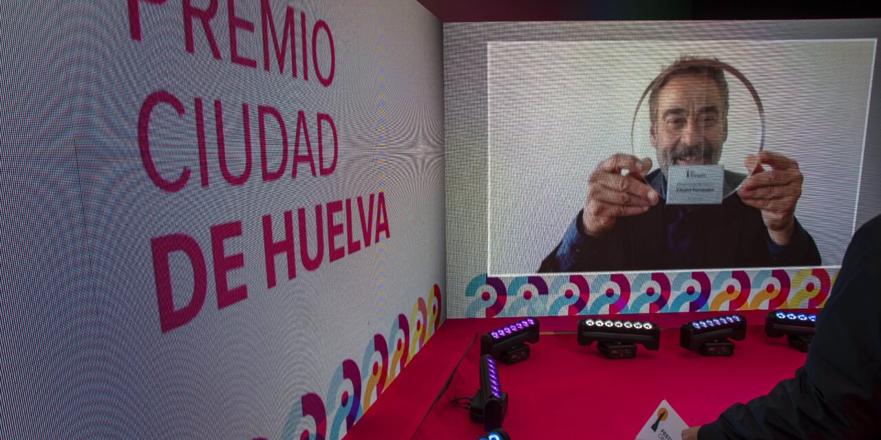 Eduard Fernández recibe el Ciudad de Huelva en la apertura del Festival de Cine