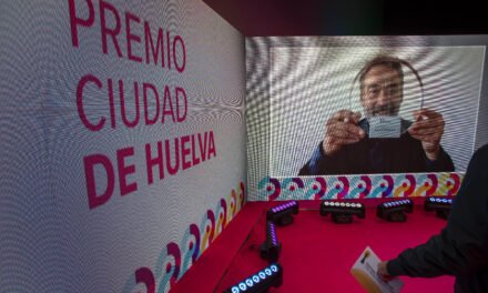 Eduard Fernández recibe el Ciudad de Huelva en la apertura del Festival de Cine