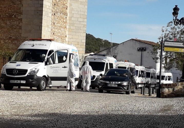 Salud traslada a una decena de ancianos de Aracena a la capital por la presión del covid