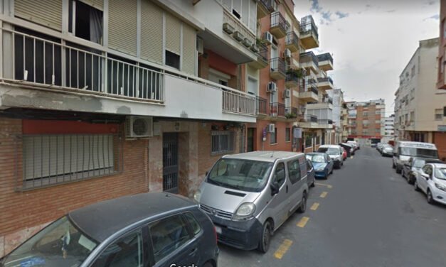 Trasladan al hospital a un hombre tras el incendio de su vivienda en la capital