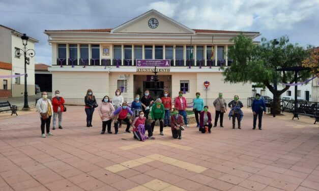 El Campillo se viste de violeta contra la violencia de género
