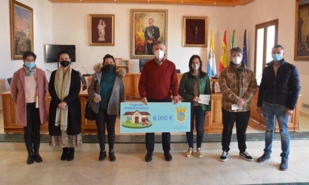 Palos entrega 50.000 euros a jóvenes que adquieren su primera vivienda
