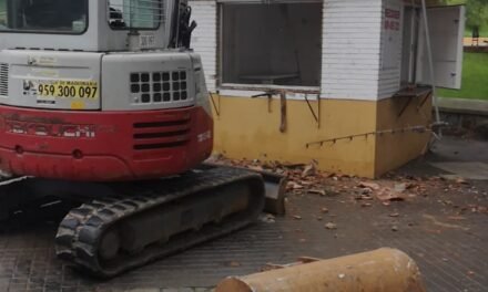 El Ayuntamiento de Huelva derriba el viejo kiosco de hamburguesas del Barrio Obrero 
