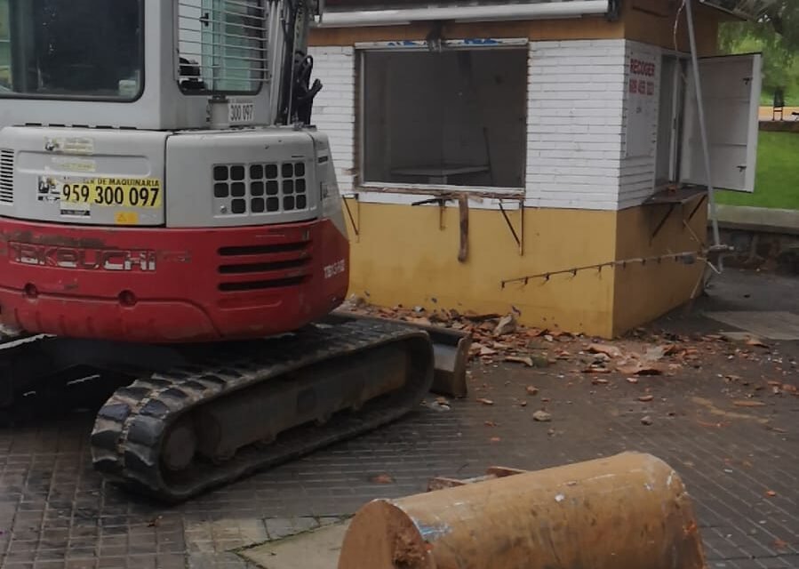 El Ayuntamiento de Huelva derriba el viejo kiosco de hamburguesas del Barrio Obrero 