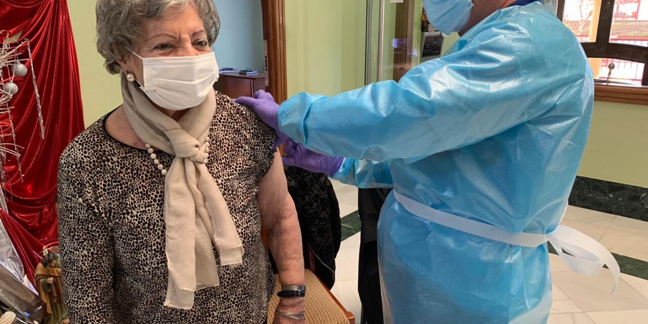 Emilia, de 93 años, la primera onubense que se vacuna de la covid