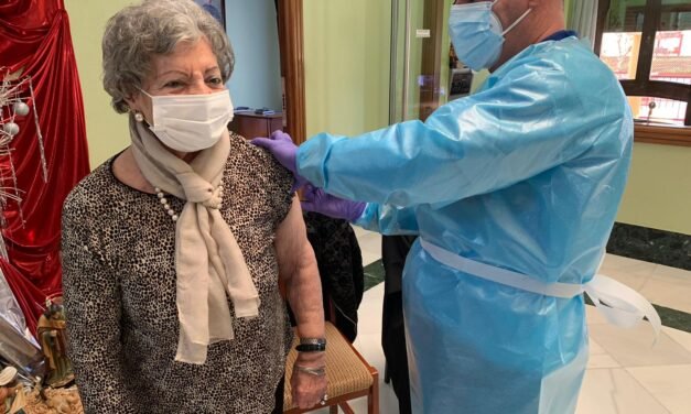 Emilia, de 93 años, la primera onubense que se vacuna de la covid