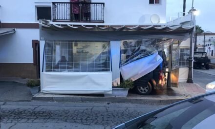 Un herido al chocar una furgoneta contra la terraza de un bar en Lepe