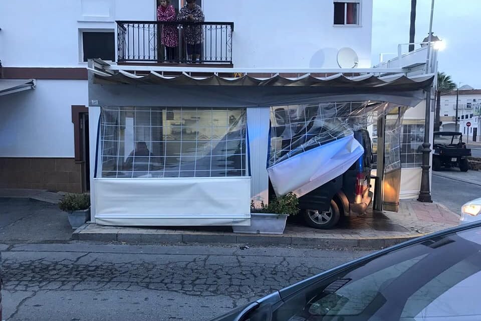 Un herido al chocar una furgoneta contra la terraza de un bar en Lepe