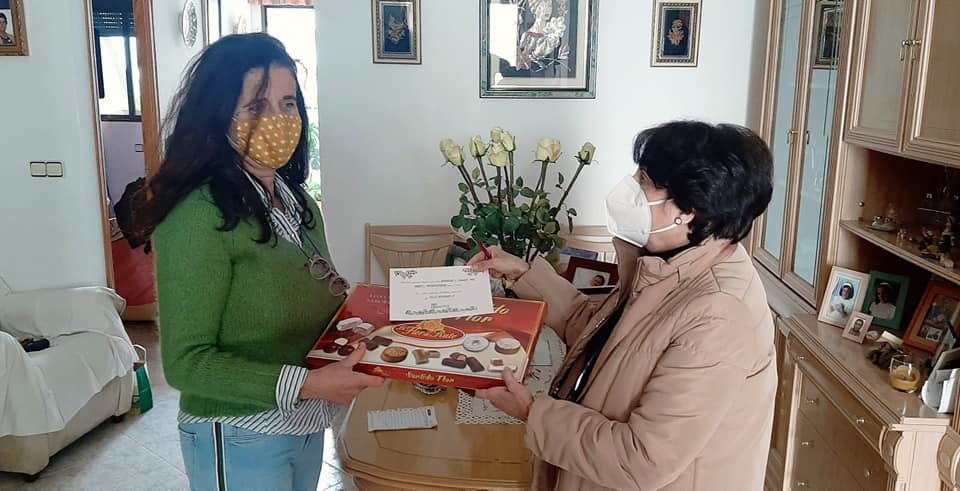 Berrocal inicia su programación de Navidad con el reparto de mantecados a los vecinos