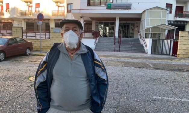 Melchor García, la primera persona de la Cuenca Minera en vacunarse de la covid