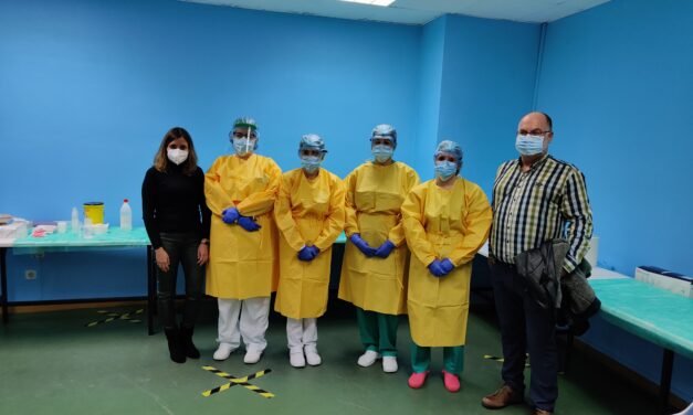 Silvia Herrojo y Javier Cárcaba, los primeros sanitarios de Huelva en vacunarse de la covid