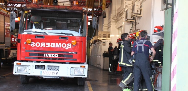 Arden dos vehículos en la Plaza de Flauta de Huelva tras extenderse el fuego de unos contenedores