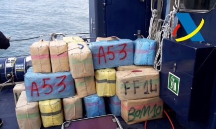Diez detenidos en Isla Cristina al interceptar una lancha con 800 kilos de hachís