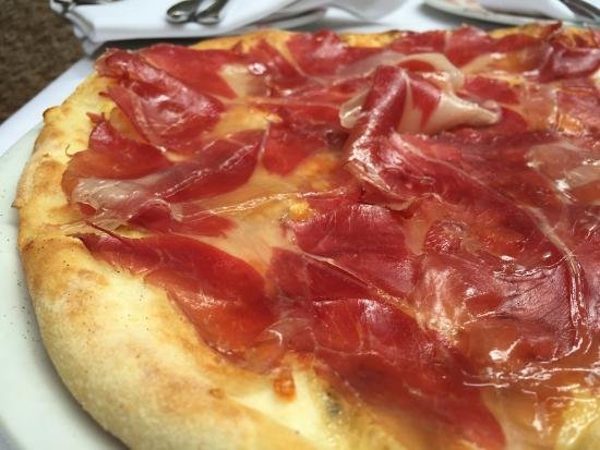 Pizzas de jamón a beneficio del Banco de Alimentos en Lucena del Puerto