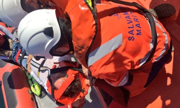 Rescatan a un herido cuya embarcación encalló frente a Punta Umbría