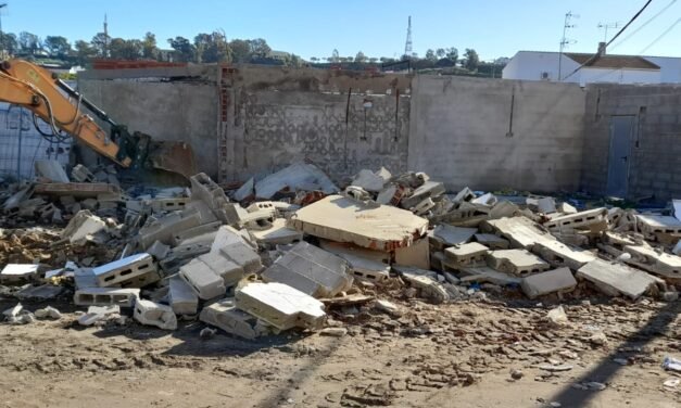 El Ayuntamiento de Huelva derriba una edificación ilegal en Marismas del Odiel
