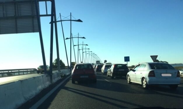 Herida una persona tras una colisión entre tres vehículos en el puente del Odiel