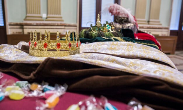Los Reyes Magos visitan Huelva a partir de las 21.00 horas en coches descapotables