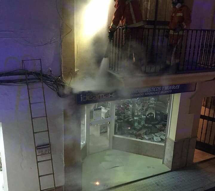 Los bomberos sofocan un incendio en el tendido eléctrico de Trigueros