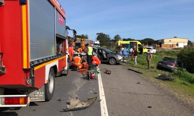 Excarcelan a dos personas atrapadas tras un accidente de tráfico en Lepe