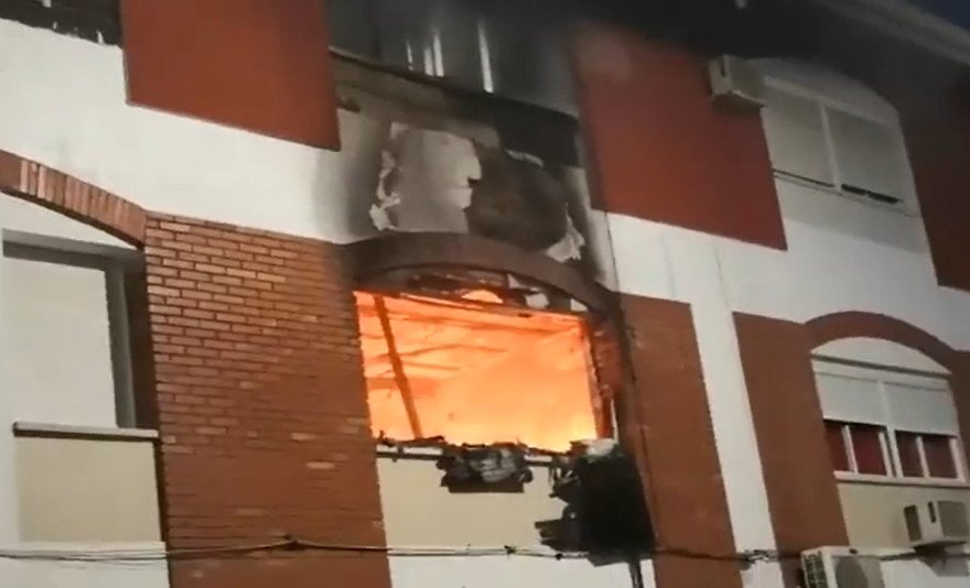 Rescatan a cuatro personas atrapadas en un incendio en Nerva