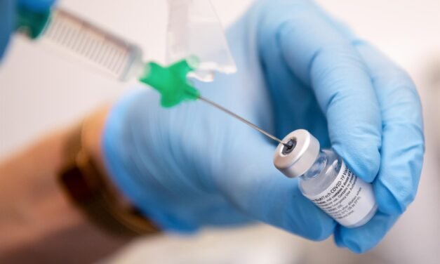 Usuarios y trabajadores de AFA El Campillo reciben la segunda dosis de la vacuna Pfizer
