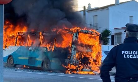 Arde en Almonte un autobús de pasajeros sin causar heridos