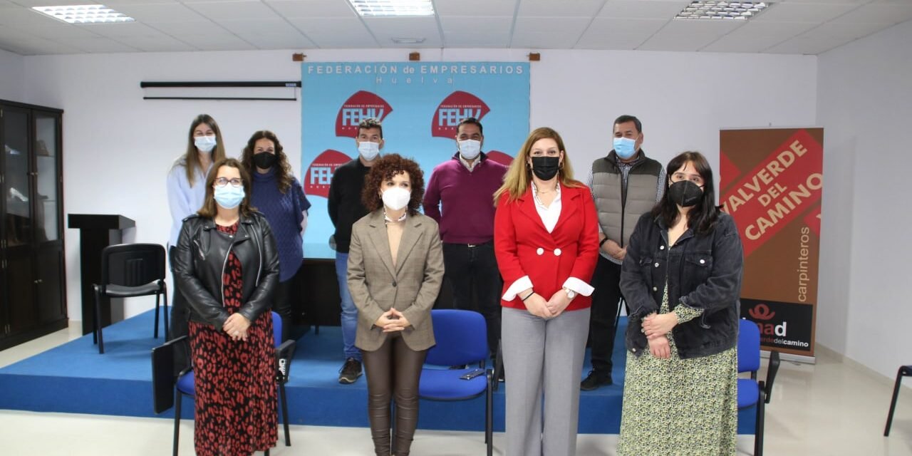María Eugenia Limón se reúne con los sectores productivos de calzado, madera y artesanía de Valverde del Camino
