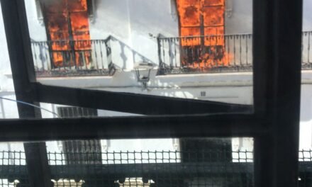 Desalojan un edificio de tres plantas en Aracena por un devastador incendio