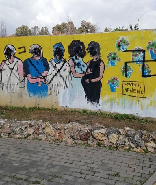 Pintadas nazis en el mural de ‘Mujeres 24 horas’ realizado para el 8M