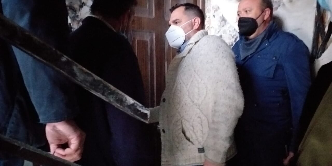 Técnicos de vivienda revisan los daños en los pisos de Nerva afectados por el fuego