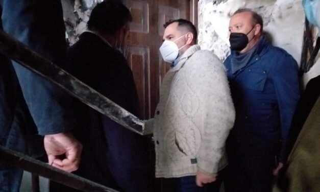 Técnicos de vivienda revisan los daños en los pisos de Nerva afectados por el fuego