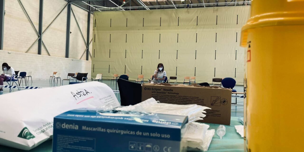 Vacunan en Riotinto a 200 profesionales esenciales en un solo día