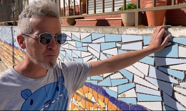 Realizan un mosaico que recuerda a la Corta Atalaya en la calle Francisco Sanz de Riotinto