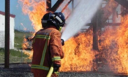 Un incendio calcina una vivienda en Aracena