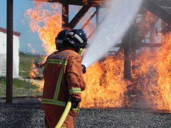 Un incendio calcina una vivienda en Aracena