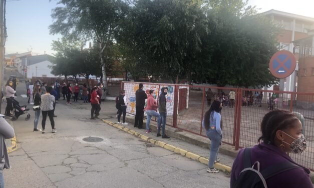 Madres y padres de Nerva protestan contra la eliminación de una línea de Educación Infantil